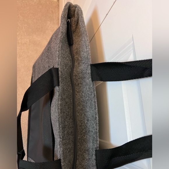 Travel tote with shoe compartment. Zip top - Picture 4 of 5